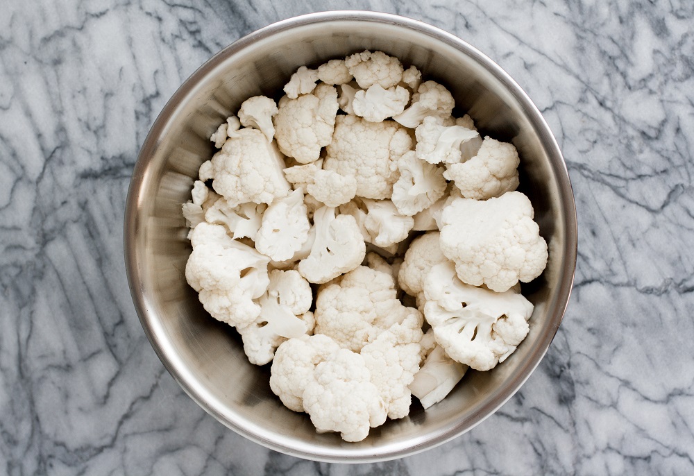 cauliflower-florets-in-stainless-steel-bowl-on-marble-board