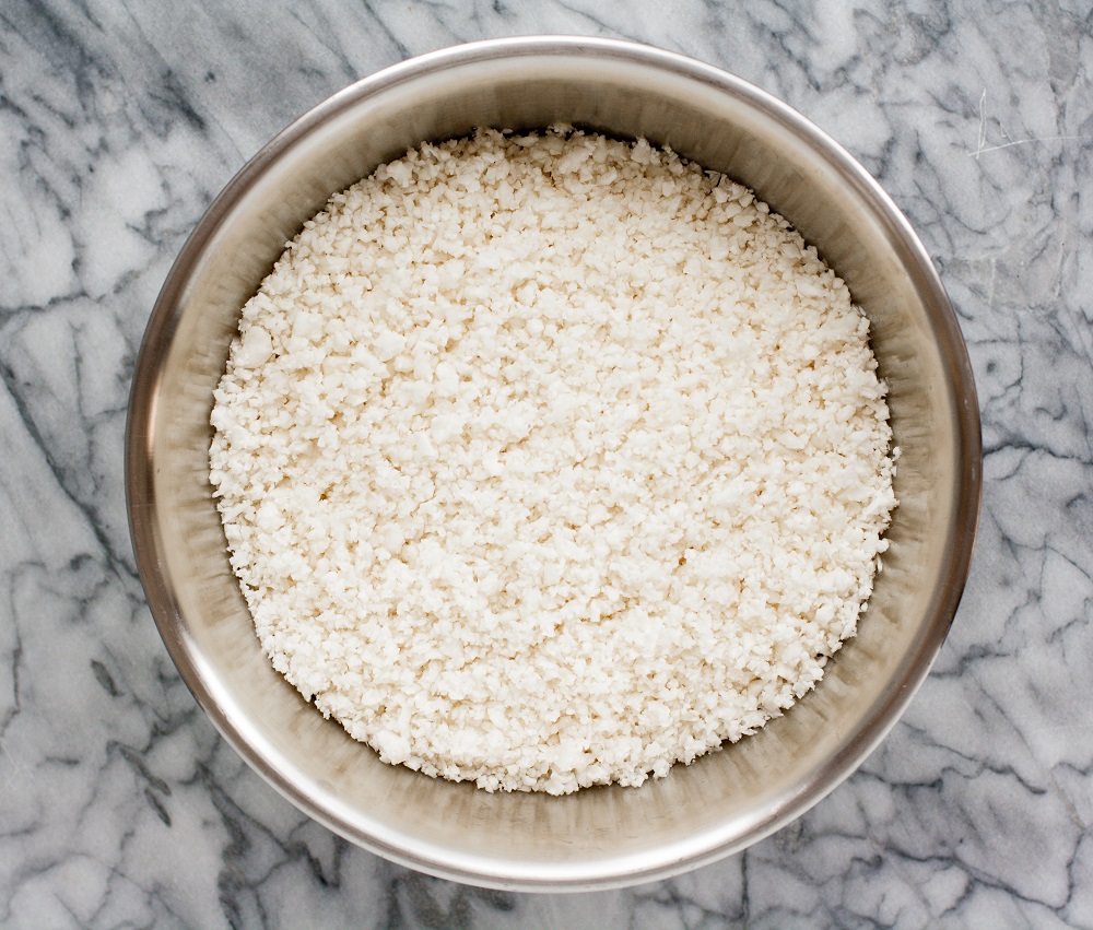 cauliflower-rice-in-stainless-steel-bowl-on-marble-board