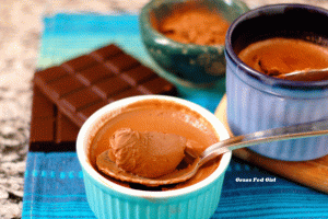 2 blue dishes of Chocolate keto pudding with spoons