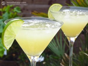 2 glasses of low-carb daiquiri cocktail with a lime slice