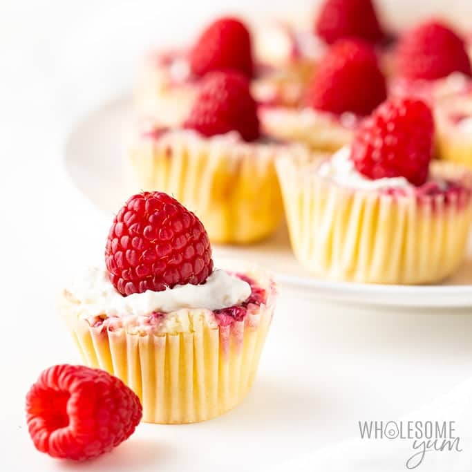 cheesecake-bites-fat-bombs-with-raspberry