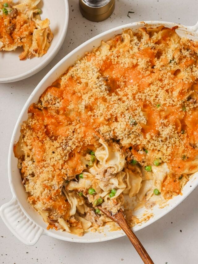 A casserole dish filled with pasta and peas.