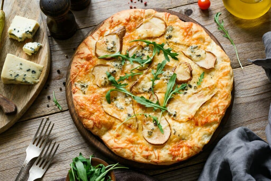 Pears and arugula on pizza.