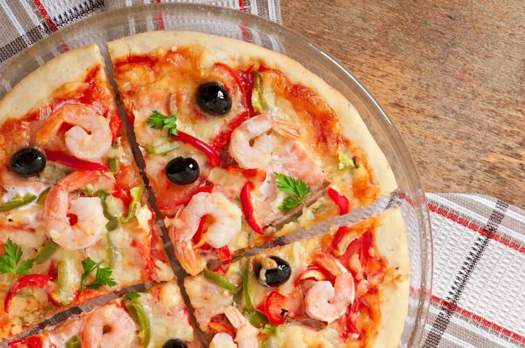 Shrimp and black olives on pizza.